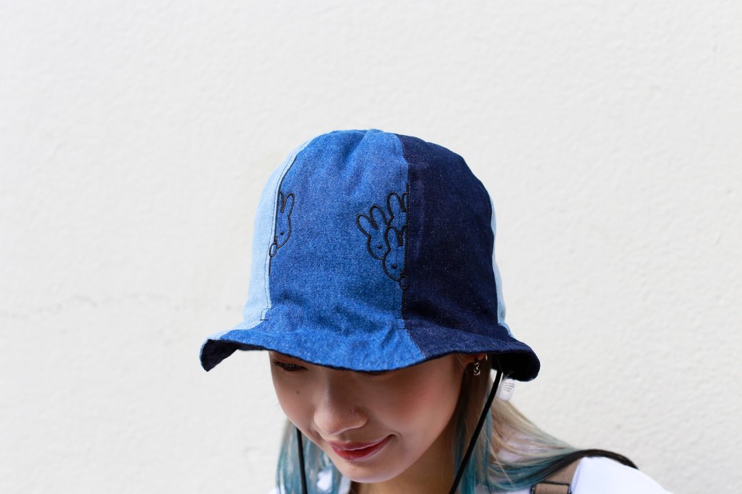 【Pinkoi x miffy】Miffy 蓝色牛仔拼布双面两用Bucket Hat - 帽子 - 棉 蓝色
