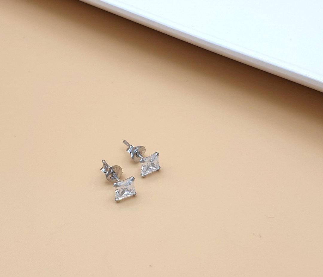 Christmas Gift Wrapping Minimal Silver stud earring - square shape - 耳环/耳夹 - 纯银 银色