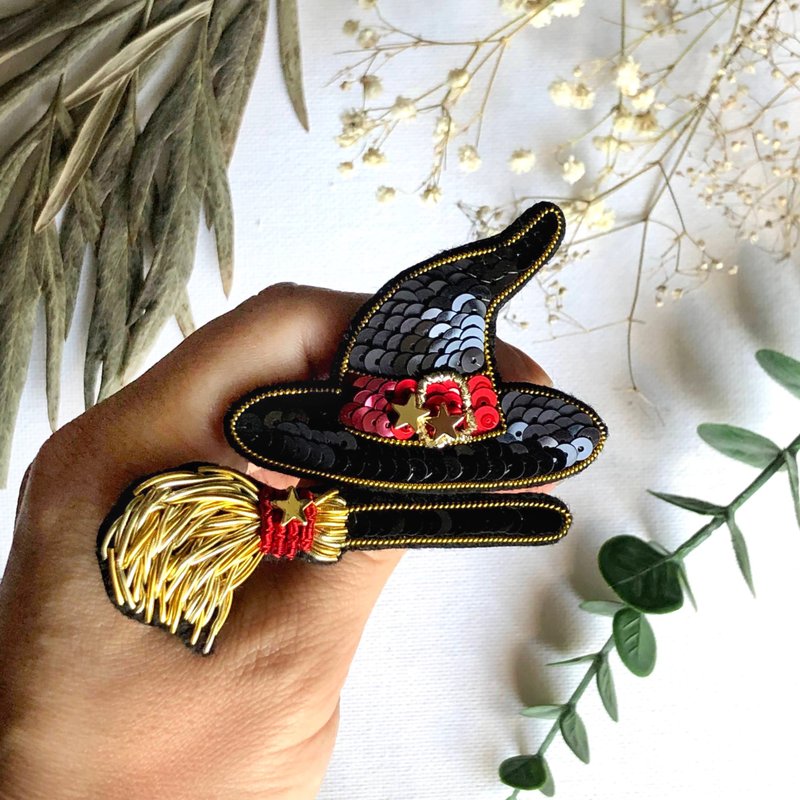 Broom brooch and pointed hat, Halloween gift, the magical world of Harry Potter - 胸针 - 玻璃 黑色