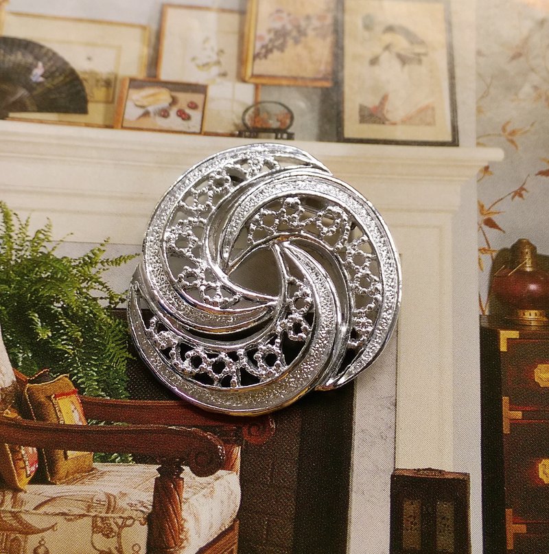 西洋古董饰品。GERRYS 篓空刷银 旋风  别针 - 徽章/别针 - 其他金属 金色