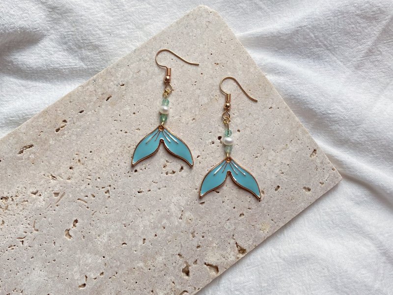 【人鱼秘密】手作淘气蓝色鱼尾绿玛瑙淡水珍珠14K包金耳环耳钩 - 耳环/耳夹 - 宝石 蓝色