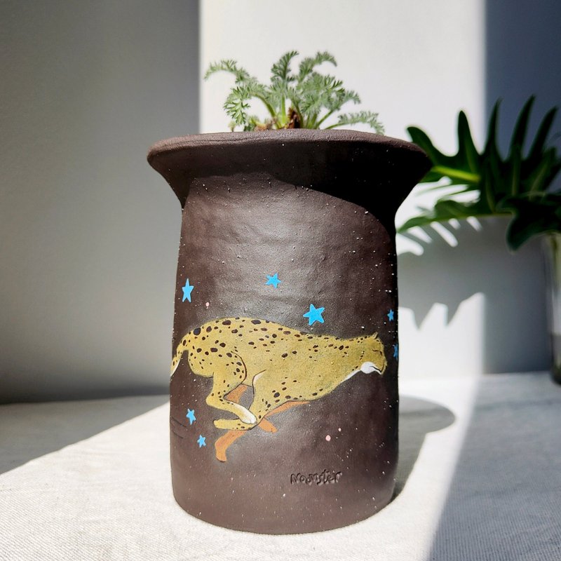 Running Cheetah and Hippo painted on black clay planter. - 花瓶/陶器 - 陶 