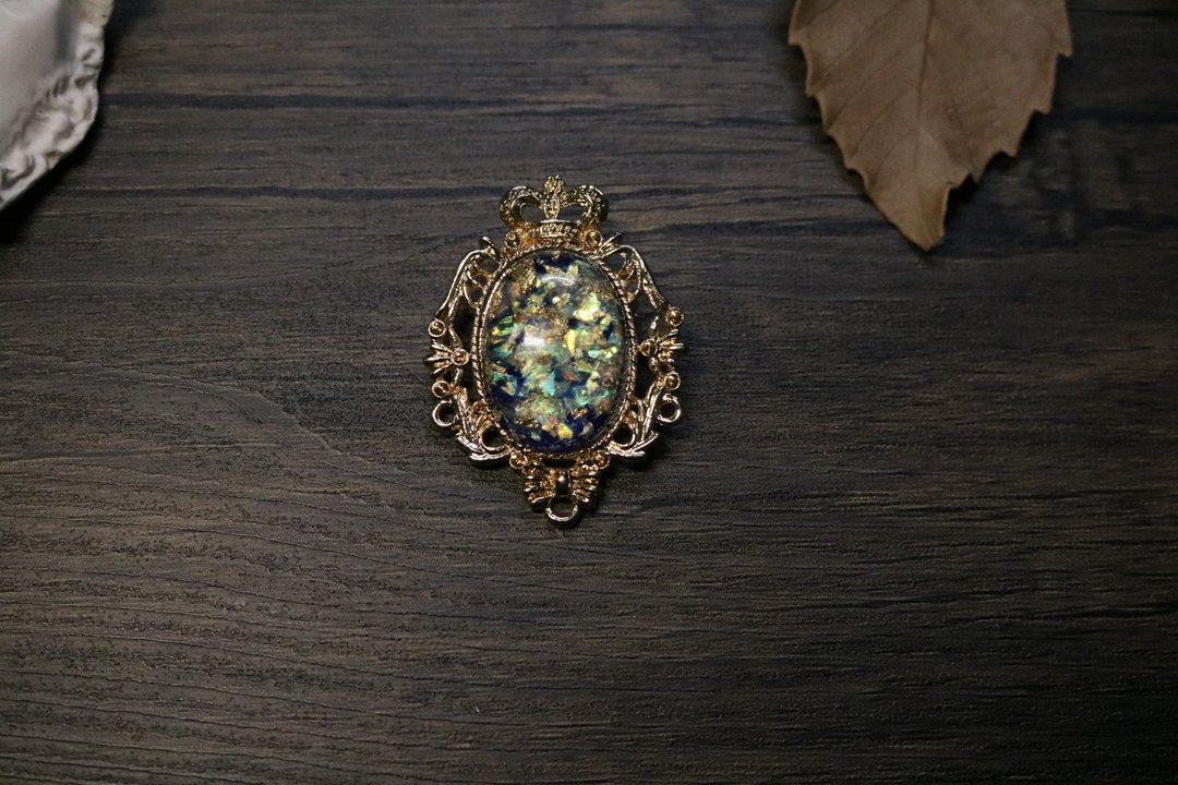 金色皇冠星空寶石胸針/獨特設計品位胸花 - 胸针 - 其他金属 多色