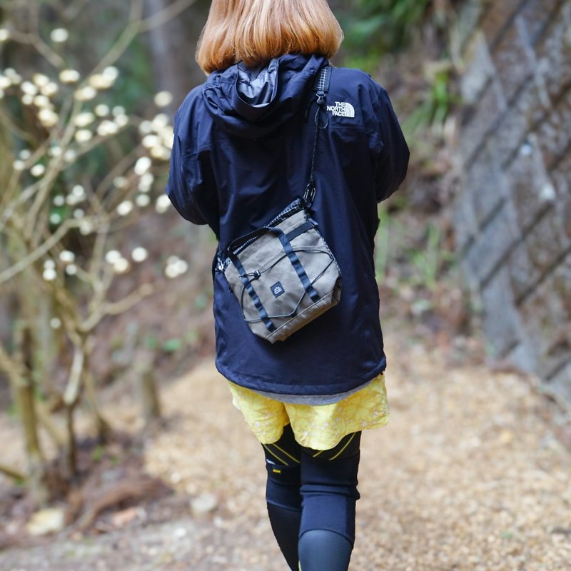 选择您的颜色 [Chibi Hiker Sacoche S] / 登山、健行、露营、节庆、户外、单肩包、手提包、慢行、防水、轻便 - 侧背包/斜挎包 - 环保材料 黑色