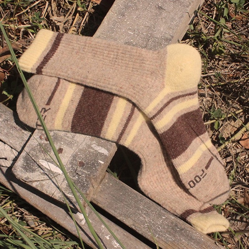 【FOOTER】羊毛机能保暖登山袜-米(男袜/L、XL) - 袜子 - 棉．麻 卡其色