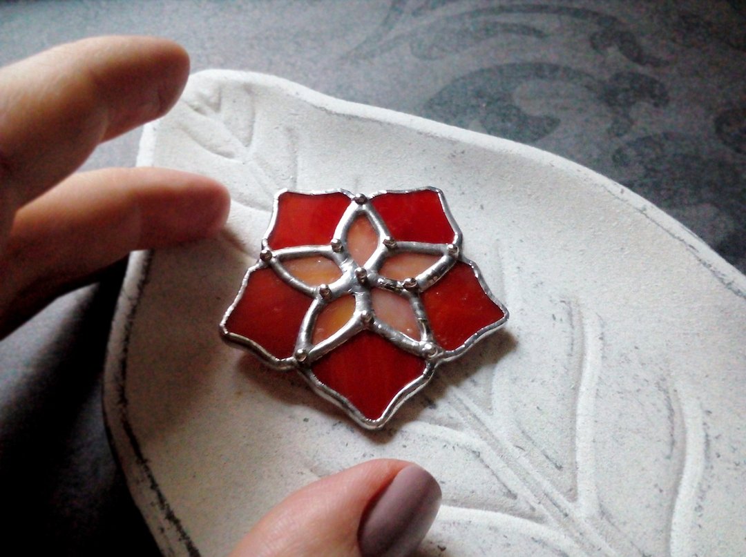 Stained glass Hoya brooch. Tiffany glass red pink hoya flower pin. Glass jewelry - 胸针 - 玻璃 红色