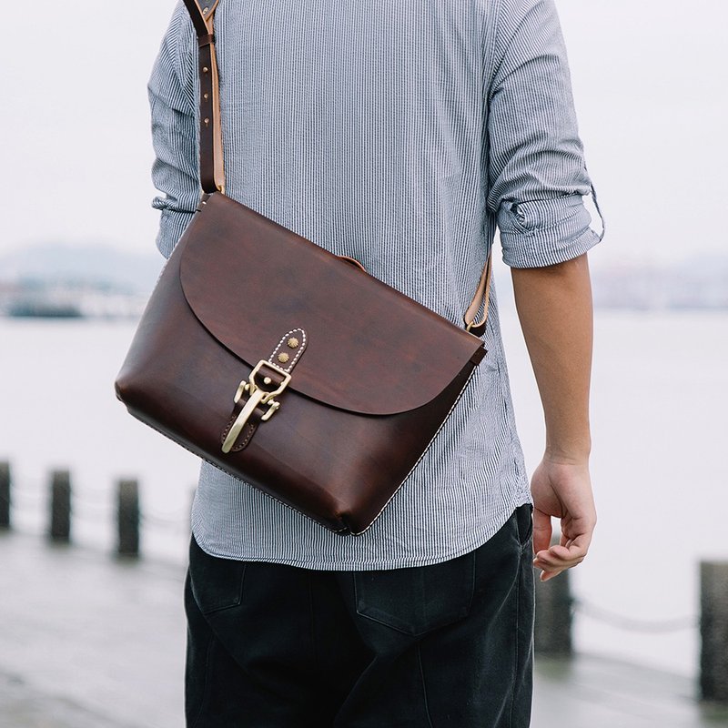 【切线派】男士大容量邮差包复古斜挎包骑兵扣单肩包休闲学生包 - 侧背包/斜挎包 - 真皮 咖啡色