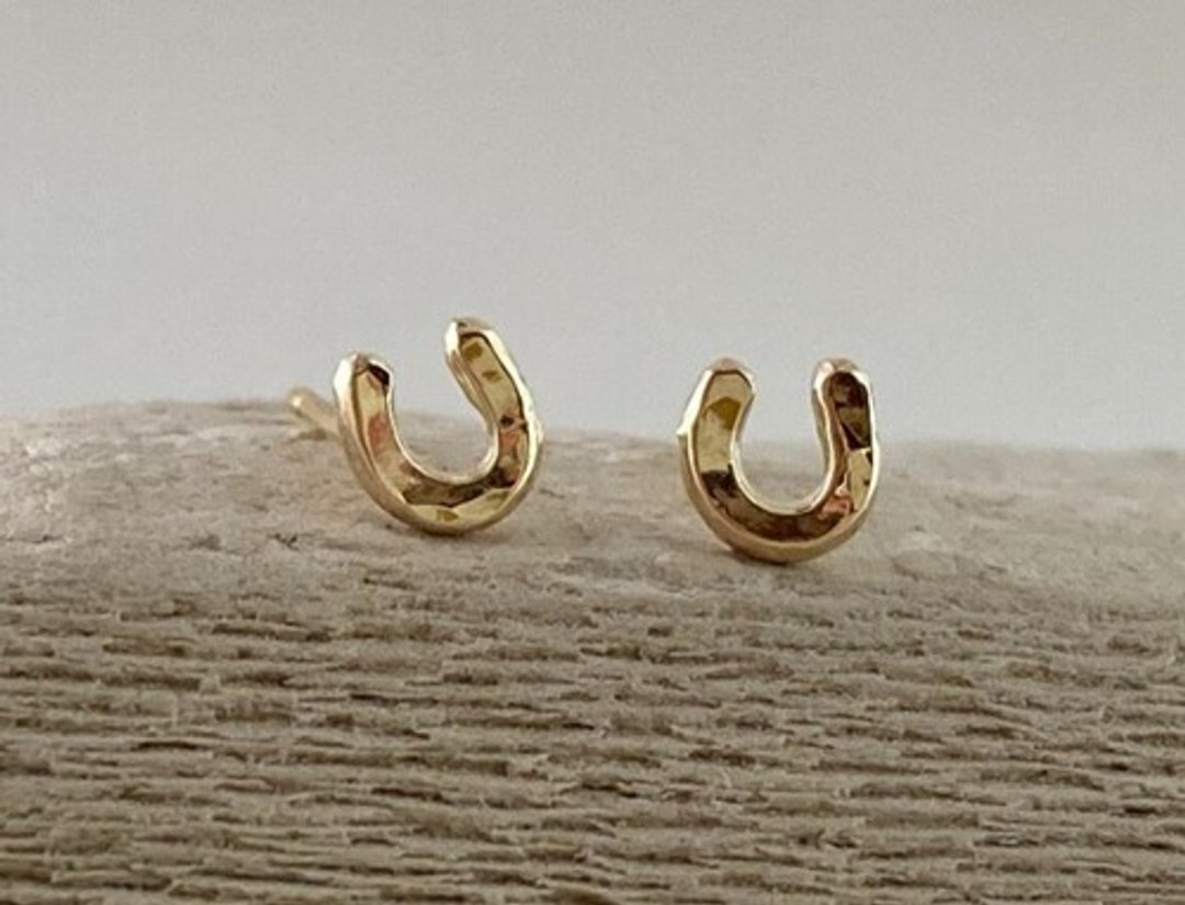 K10 Horseshoe Shoe Stud Earrings K10 Hourse Shoe Stud From one ear - 耳环/耳夹 - 其他金属 