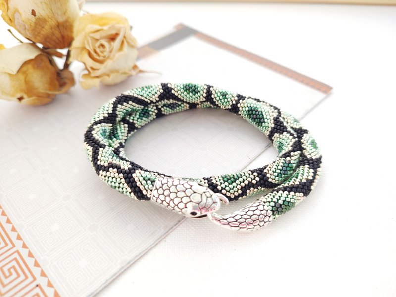 Silver Green Python snake necklace Ouroboros Animal necklace Green beaded croche - 项链 - 其他材质 绿色