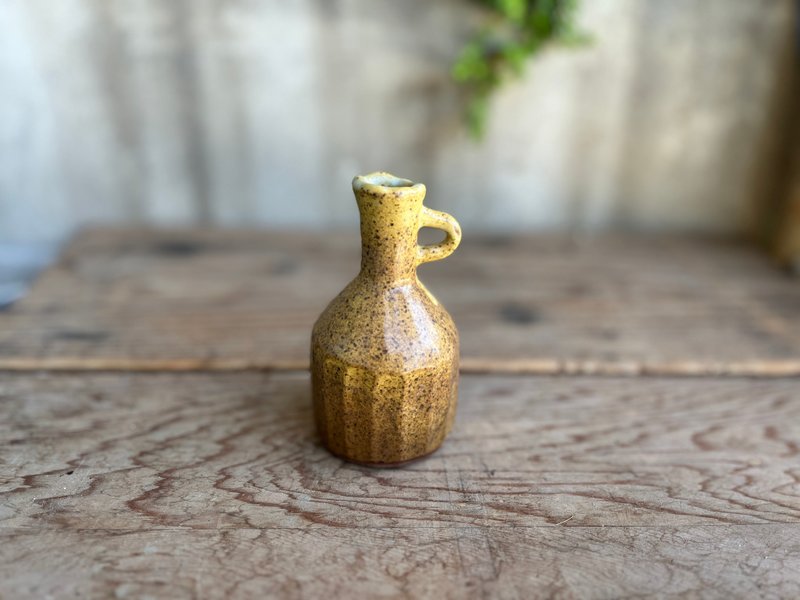 手捏有耳造型小花器-蜜色橄榄 - 花瓶/陶器 - 陶 