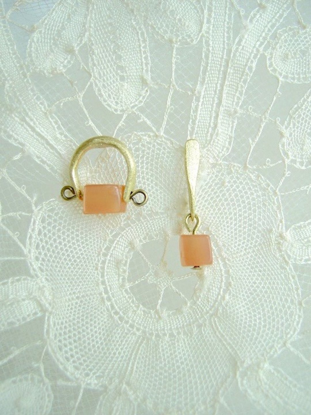 Orange moonstone earrings - 耳环/耳夹 - 半宝石 橘色