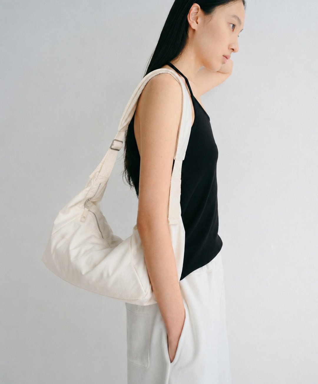 supportingrole 云雾白轻盈日常肩斜背半月包 - 侧背包/斜挎包 - 尼龙 白色