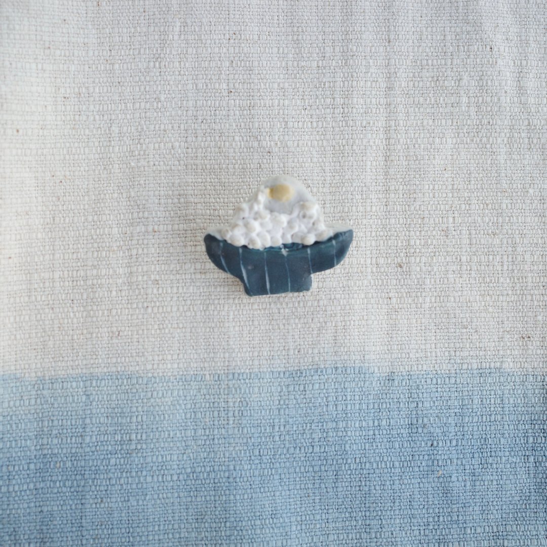 fried egg rice bowl brooch / handmade ceramic - 胸针 - 陶 多色