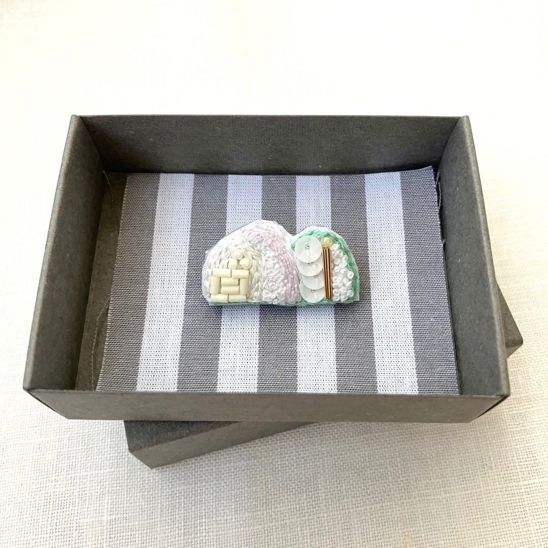 胸针 / 手绣 / 2025山001 / 盒装 独一无二 - 胸针 - 棉 白色