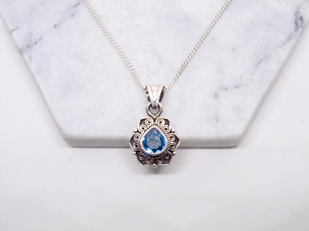 尼泊尔蓝托帕石blue topaz 925纯银典雅花边项链 尼泊尔手工镶嵌制作 生日礼物 情人节礼物 - 项链 - 宝石 蓝色