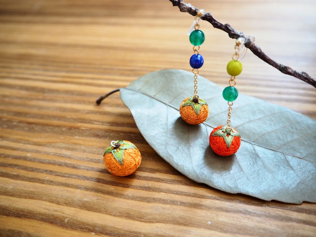 tachibanaya earrings Japanese TEMARI de 柿 asymmetrical autumn fruit traditional Japanese craft temari embroidered earrings - 耳环/耳夹 - 绣线 橘色