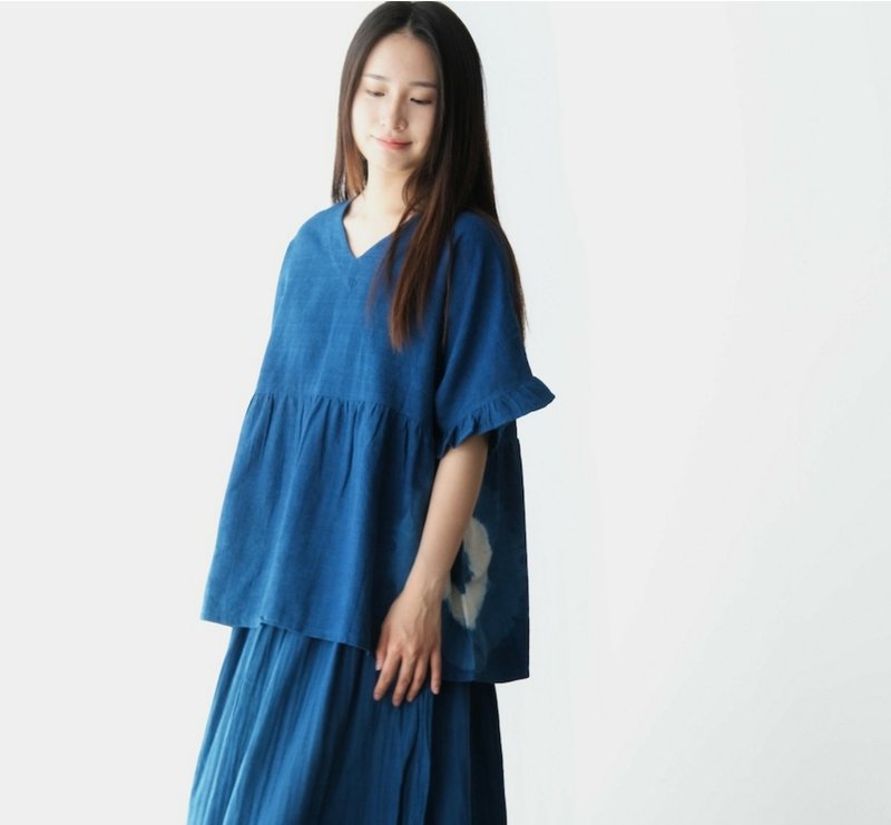 【棉麻手工蓝染】V领荷叶边袖子宽松可爱上衣 - 女装上衣 - 棉．麻 白色
