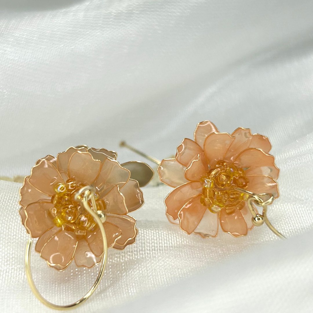 【橘色野菊x黄水晶-水晶花耳环】11月生日花生日石 花言日和 - 耳环/耳夹 - 树脂 