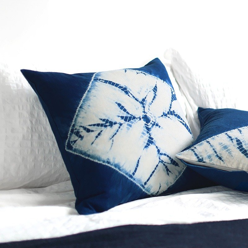 蓝田 双面图案扎染草木染手工蓝染复古中式亚麻抱枕靠枕靠垫 - 枕头/抱枕 - 棉．麻 蓝色