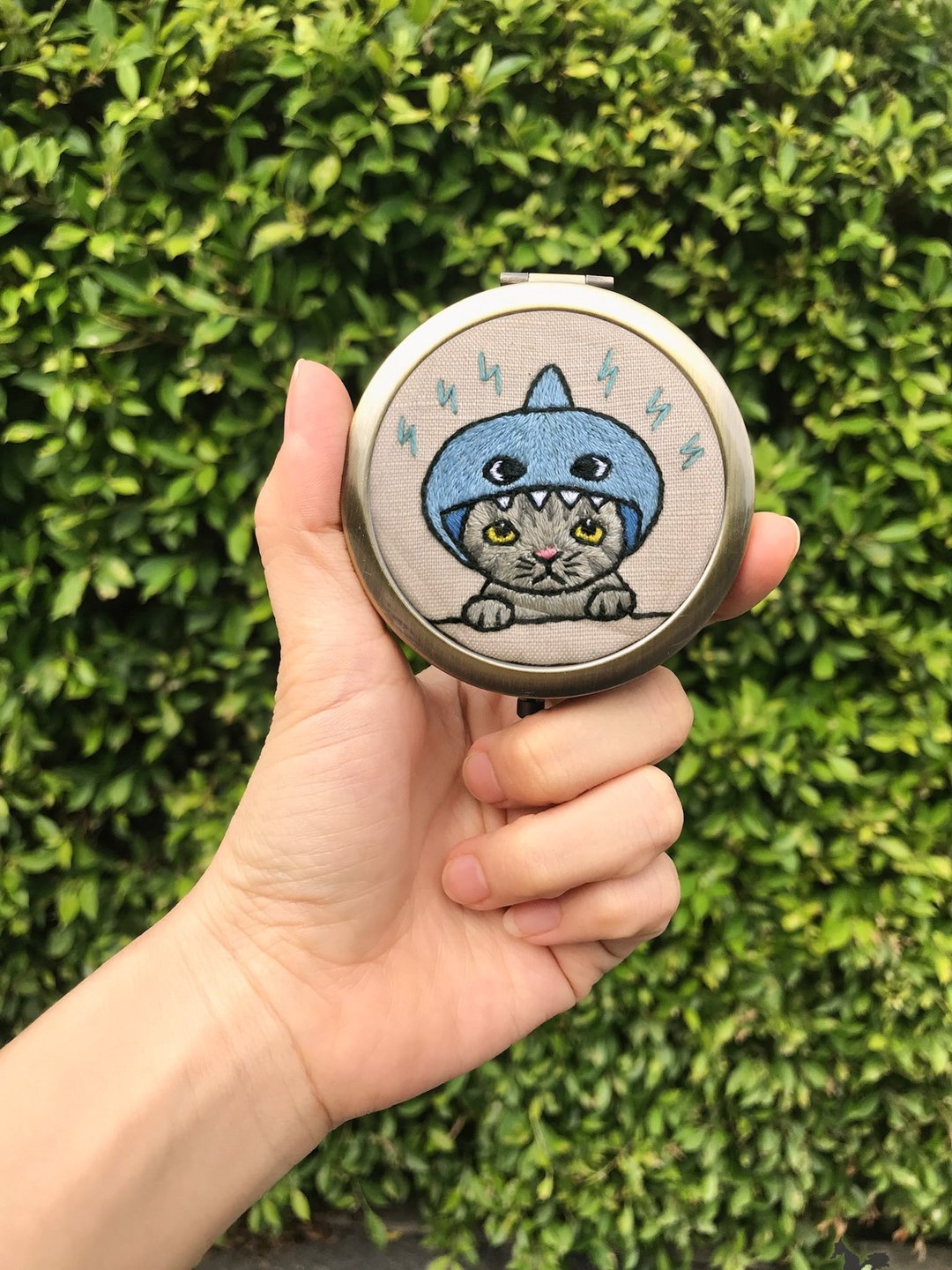 【Customized Gift】Handmade Embroidery - I will draw and stitch your favorite - 彩妆刷具/镜子/梳子 - 其他金属 多色