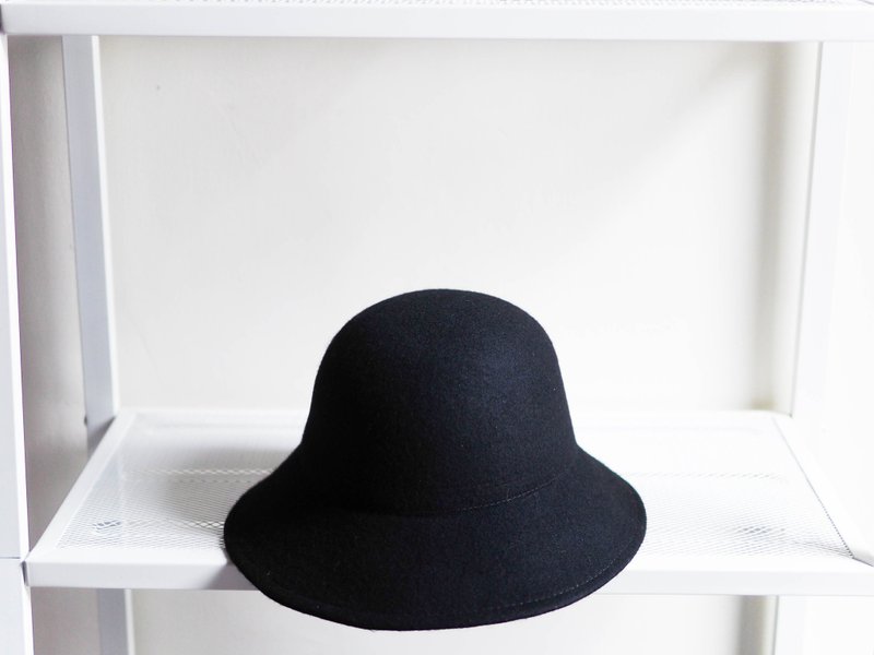 河水山 - 法式古董经典优雅/暗月素黑/ 古董素面压缩羊质毛呢圆顶帽 picture hat / cloche hat 复古淑女帽 - 帽子 - 羊毛 黑色