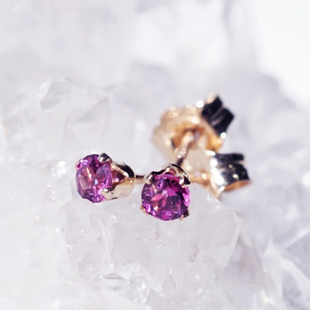 Rhodolite Garnet 3mm Stud Earrings Ylva - 耳环/耳夹 - 宝石 紫色