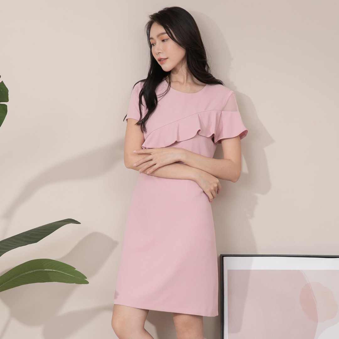 【MEDUSA】斜荷叶网纱肩礼服洋装 - 粉 (M-XL) | 女洋装 小礼服 - 晚装/礼服 - 其他材质 粉红色