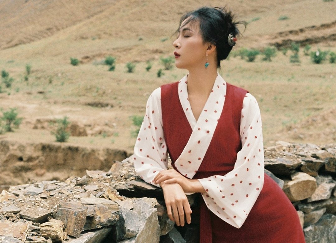 红.肆意热烈 新中式中國風藏裝  亚麻草莓内搭/藏紅背心裙 - 裙子 - 其他材质 红色