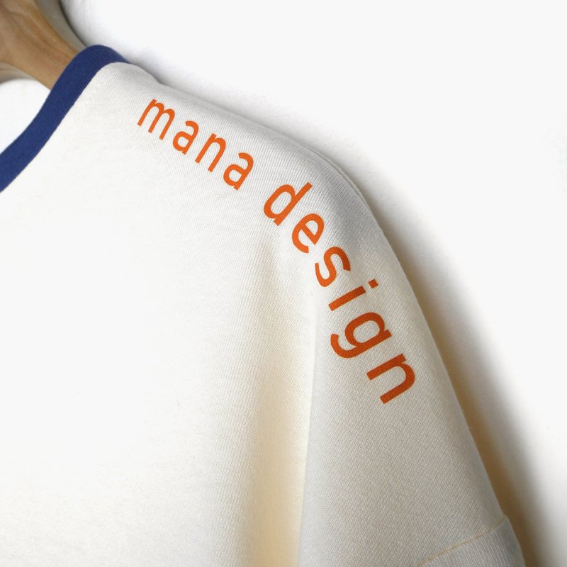 两色 - 领拼色MANA印字T #T1337 - 女装 T 恤 - 棉．麻 卡其色