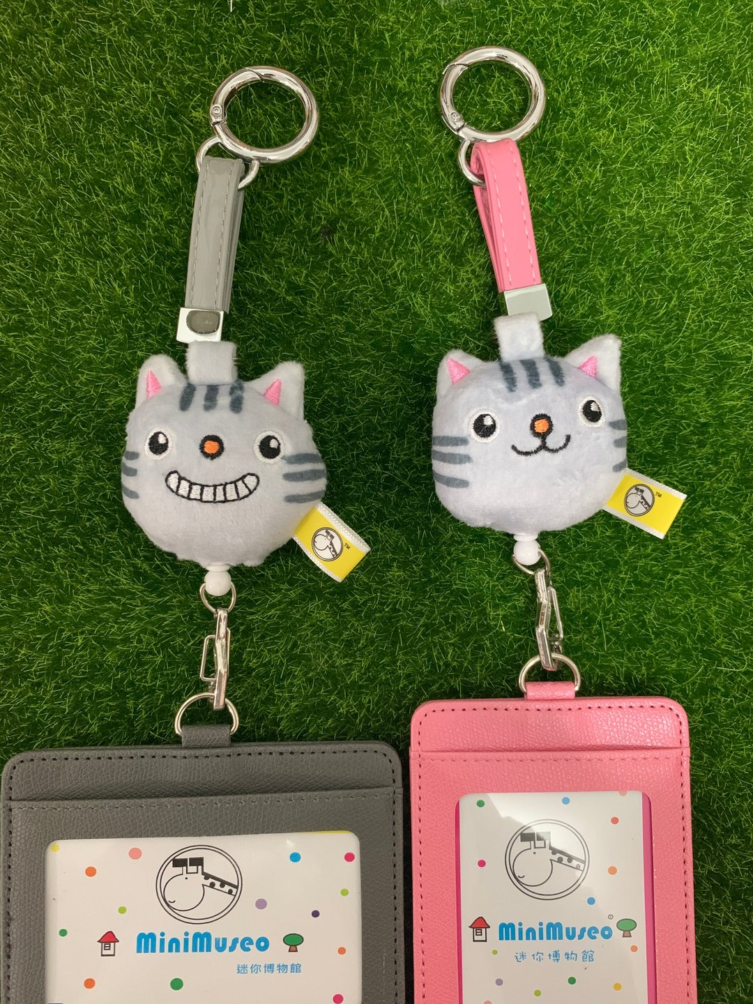 MiniMuseo 迷你博物馆 毛绒款灰色猫咪  挂扣伸缩证件套组 票卡夹 - 证件套/卡套 - 棉．麻 灰色