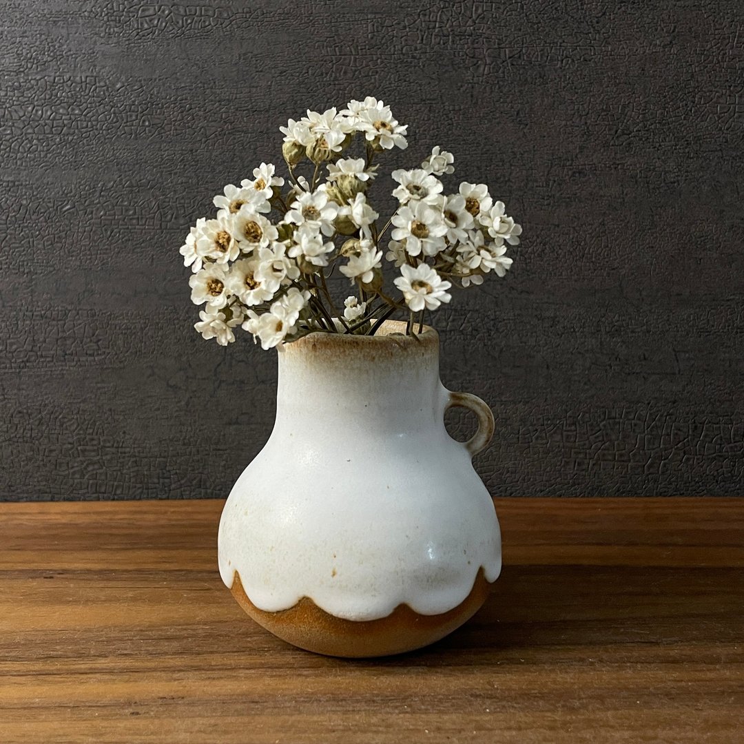 【 小丸花器 】 圆滚滚  胖嘟嘟  裙摆边 奶霜釉  小花器 小花瓶 - 花瓶/陶器 - 陶 白色