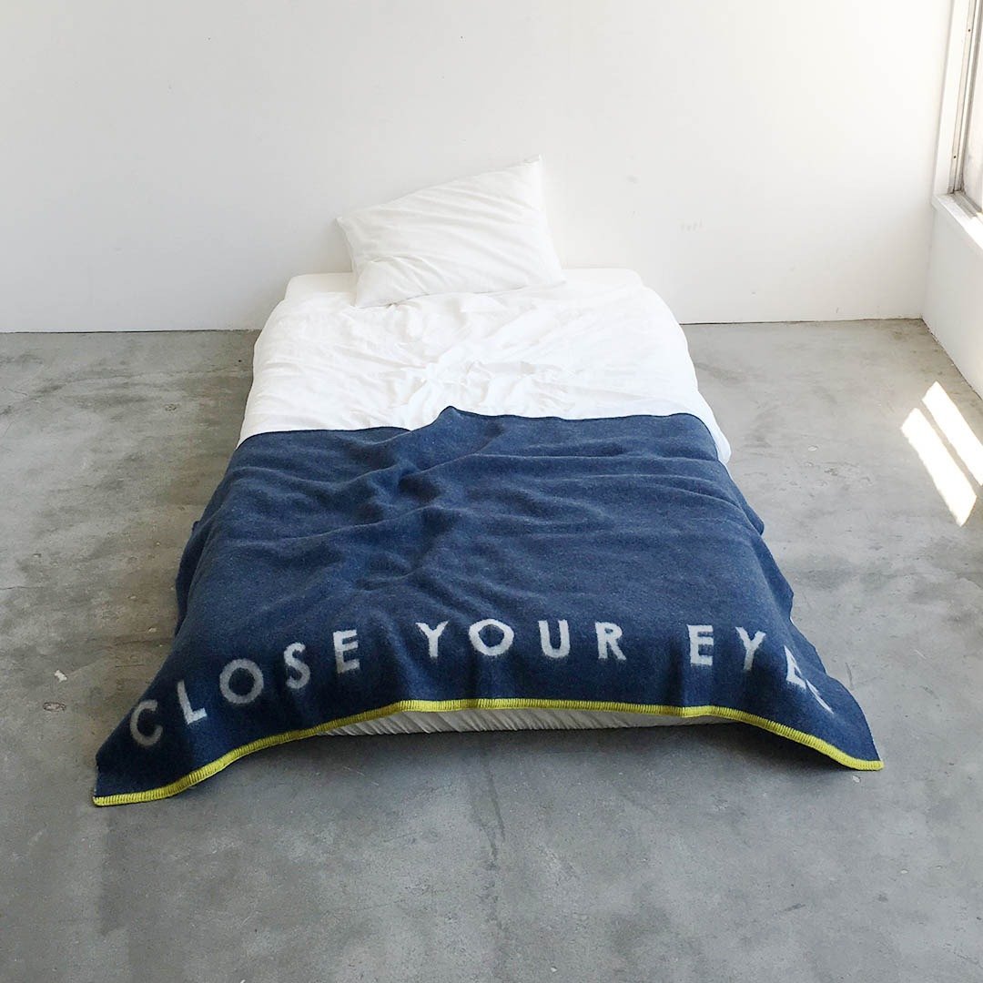 Half Blanket Jacquard Woven Close Your Eyes Wool Blanket Blanket Simple Navy Modern Disaster Prevention Interior - 被子/毛毯 - 棉 蓝色