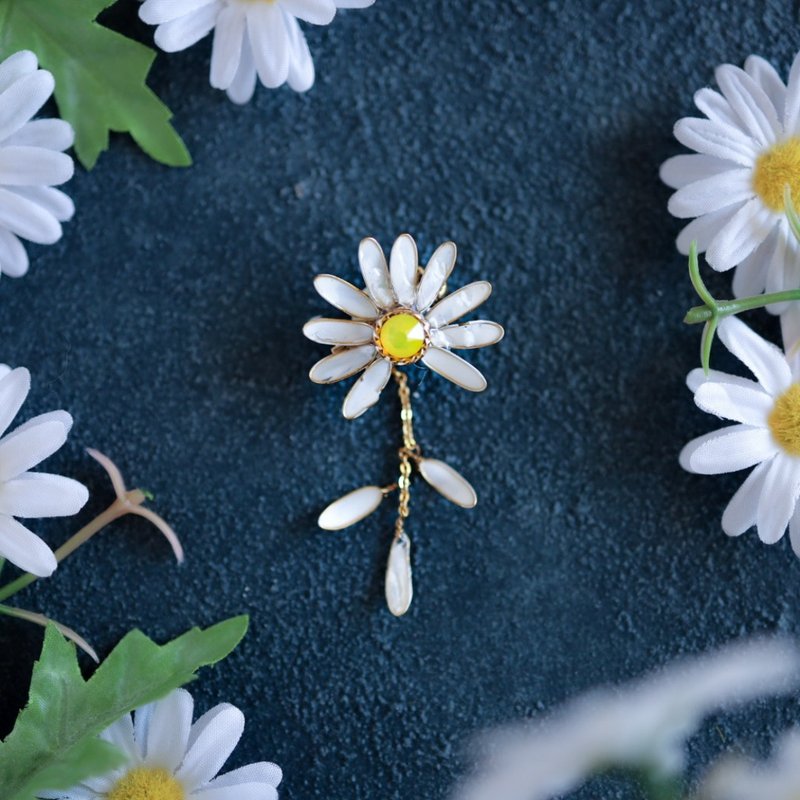 爱财富玛格丽特的胸针 - 胸针 - 树脂 白色