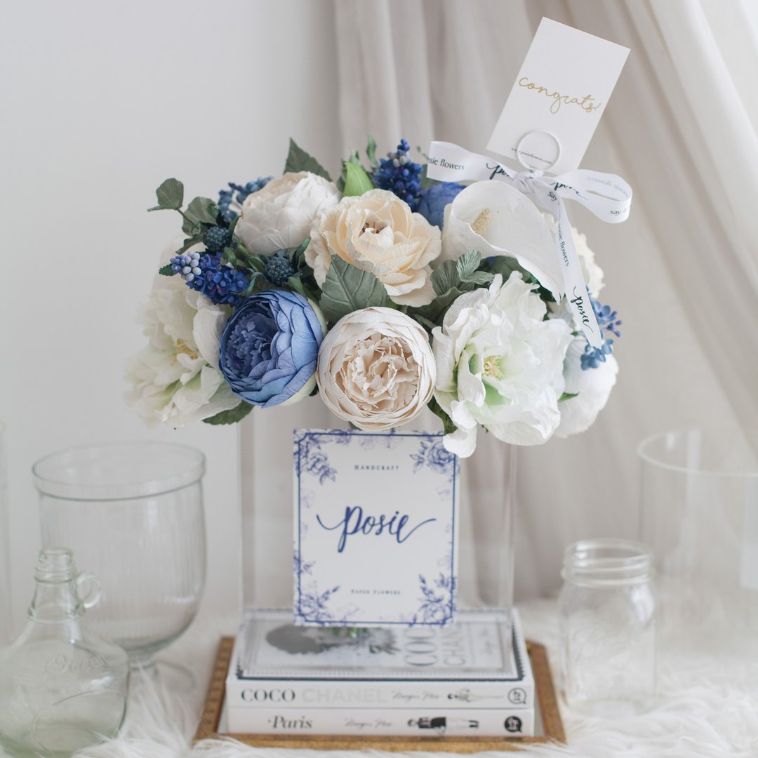 WHITE AND DEEP BLUE | XL Paris Vase Flower for Decoration - 摆饰 - 纸 蓝色