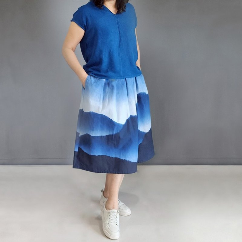 緜延山水-松紧带宽折伞裙 (环保数位印花) - 裙子 - 棉．麻 蓝色