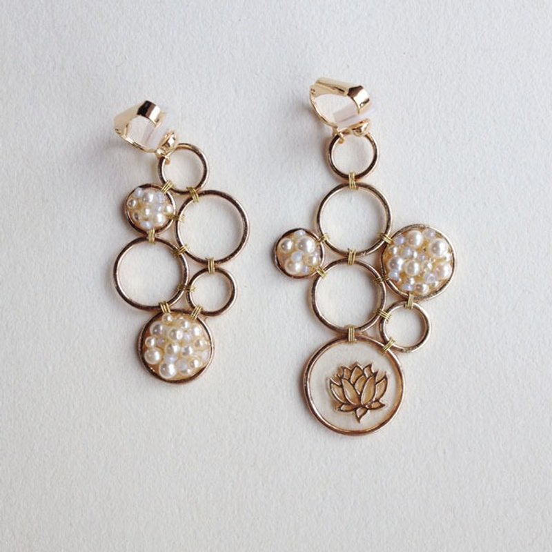Vintage Pearl and "day-to-day bubble" of water lily earrings (Mimi夾) - 耳环/耳夹 - 其他金属 金色