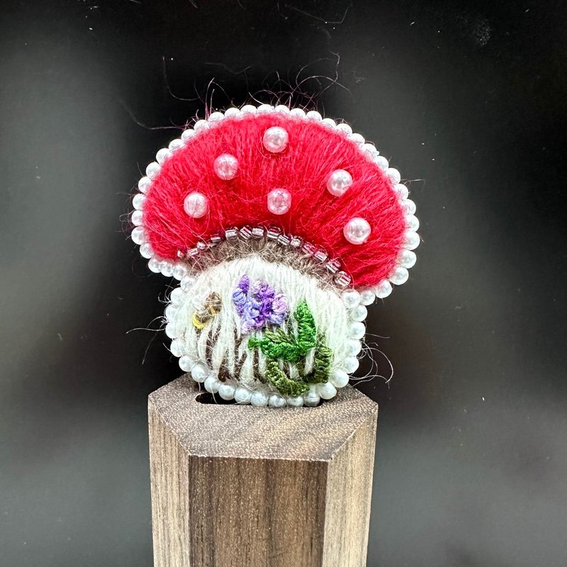 纯手工立体刺绣 / 蘑菇屋(扁) - 徽章/别针 - 棉．麻 