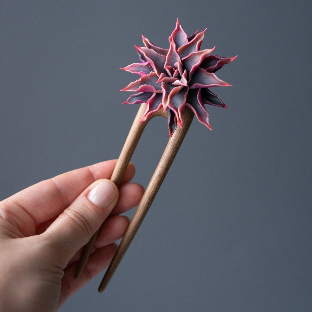 缀有拟真“Echeveria Madiba”多肉植物的木质发簪 - 发饰 - 其他材质 