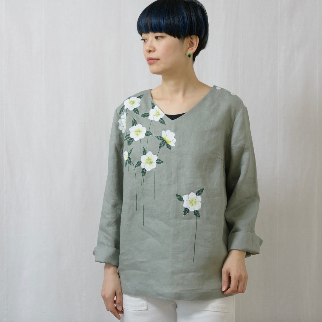 Linen V-neck blouse with Christmas rose pattern - 女装衬衫 - 棉 绿色