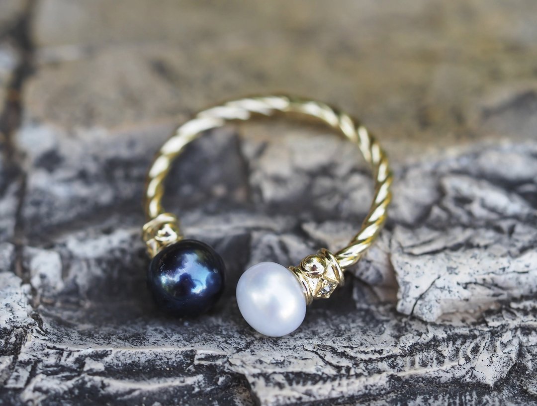 Ring with 2 pearls: black and white. Open Ended Ring. - 戒指 - 贵金属 金色