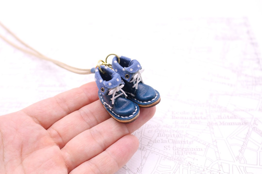 Necklace with small leather boots | Navy lined - 项链 - 真皮 蓝色