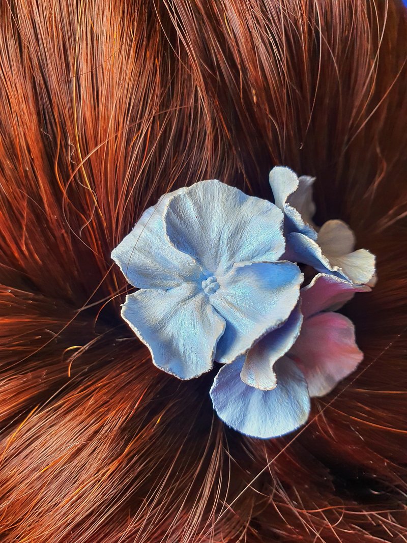 Blue chameleon hydrangea flowers hairpins/ Something blue/ Bridal flower hairpin - 发饰 - 其他材质 蓝色