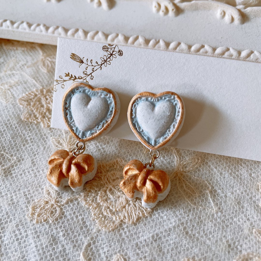 Heart and ribbon earrings (piercing) - 耳环/耳夹 - 陶 金色