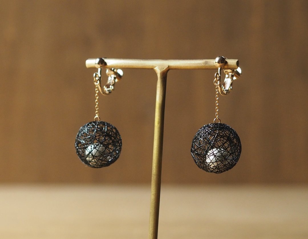 Hirari thread ball pearl Clip-On black - 耳环/耳夹 - 丝．绢 黑色
