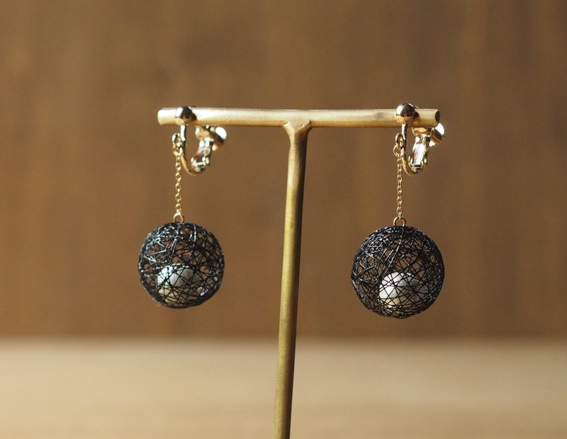 Hirari thread ball pearl Clip-On black - 耳环/耳夹 - 丝．绢 黑色