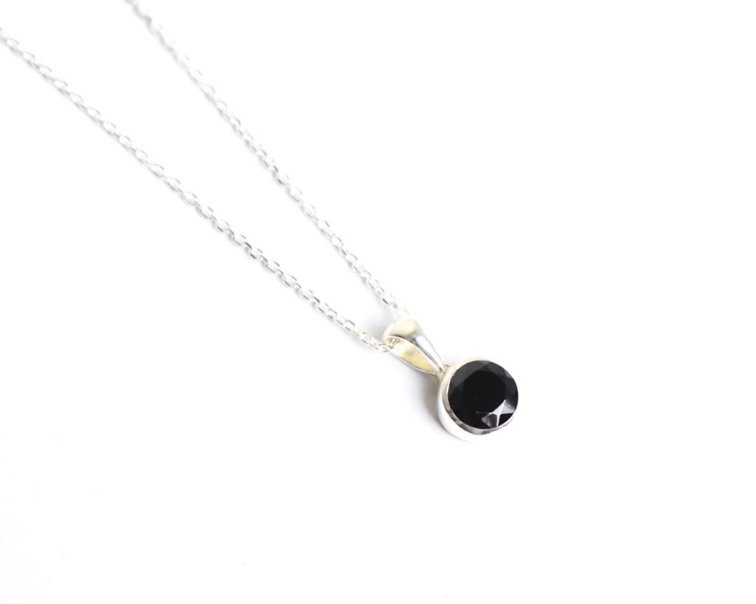 Beautiful shine of jet black Black spinel single grain necklace Silver 925 - 项链 - 纯银 黑色