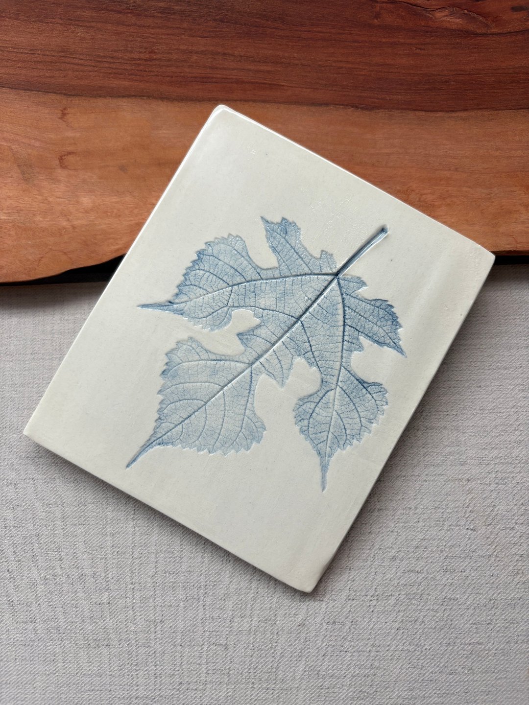 叶影 之一 青花陶 11.9 x 14 x 0.5 cm - 盘子/餐盘/盘架 - 陶 