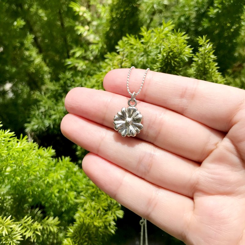 爱心花瓣小雏菊 纯银项链silver925 - 项链 - 纯银 银色