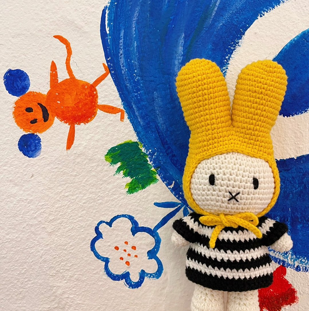 荷兰 Just Dutch | Miffy 米飞兔 和她的黑色粗条纹洋装+黄帽 - 玩偶/公仔 - 棉．麻 黑色