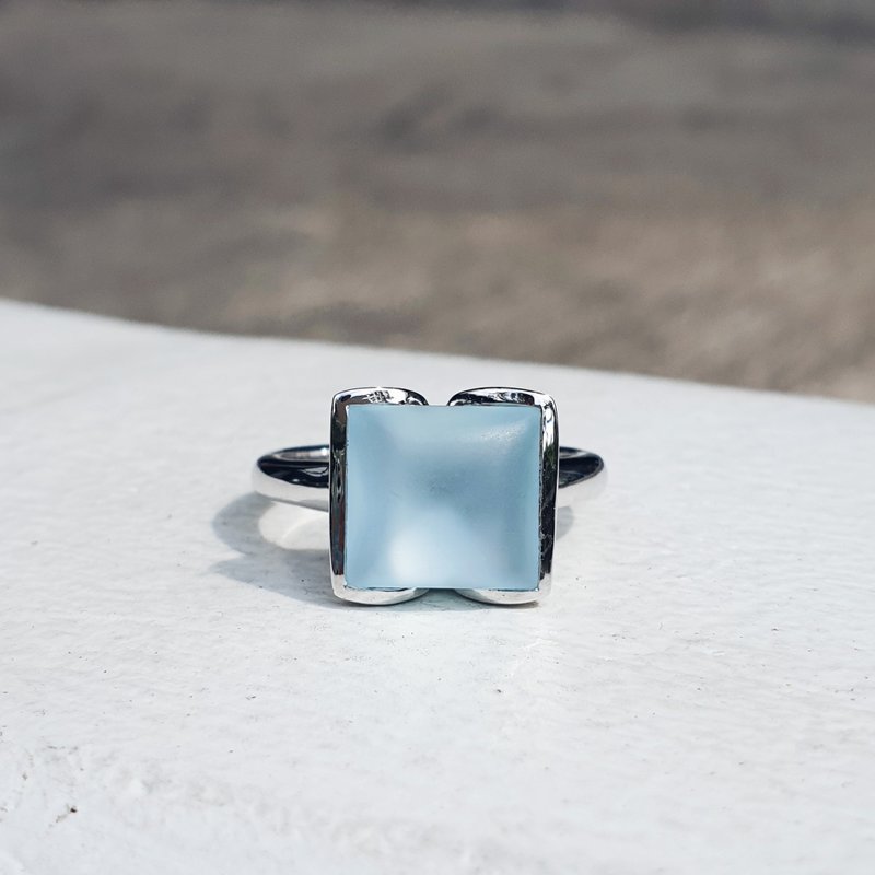 大克拉蓝托帕石戒指，两侧点缀锆石，925纯银戒台，白金镀层 - 戒指 - 宝石 蓝色